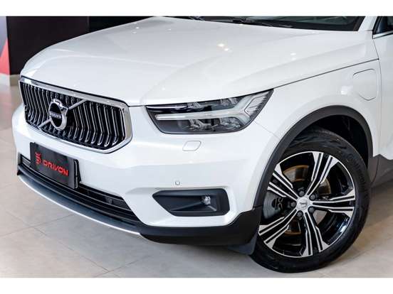 VOLVO-XC40-2021