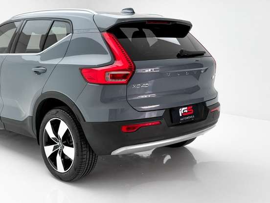 VOLVO-XC40-2021