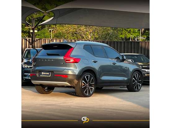 VOLVO-XC40-2018