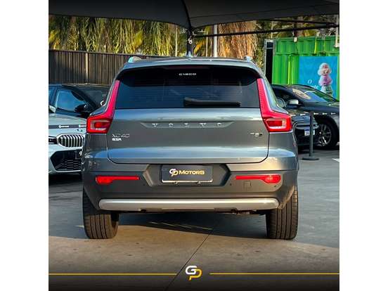 VOLVO-XC40-2018