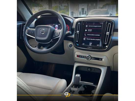 VOLVO-XC40-2018