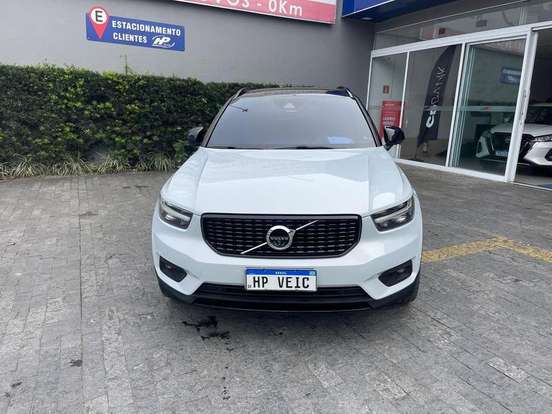 VOLVO-XC40-2019