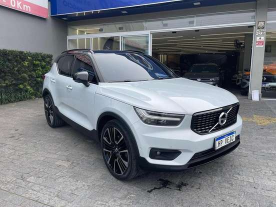 VOLVO-XC40-2019