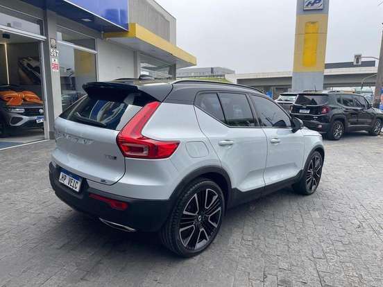 VOLVO-XC40-2019