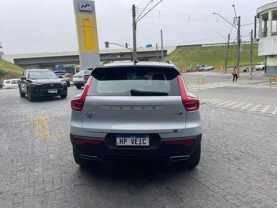 VOLVO-XC40-2019