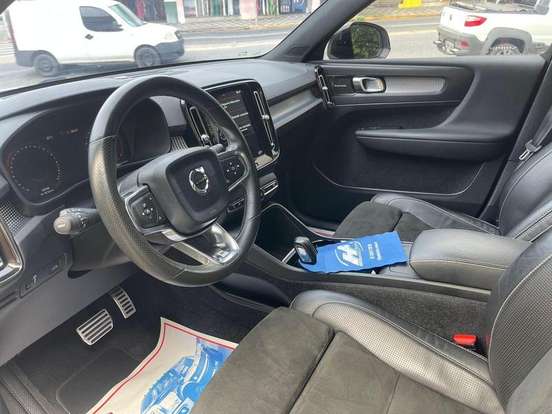 VOLVO-XC40-2019