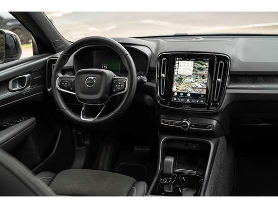 VOLVO-XC40-2022