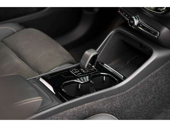 VOLVO-XC40-2022