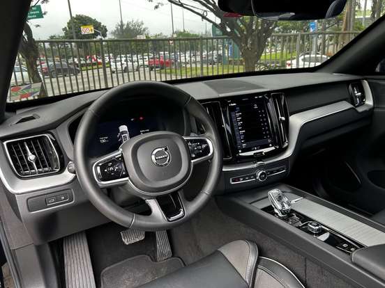 VOLVO-XC60-2022