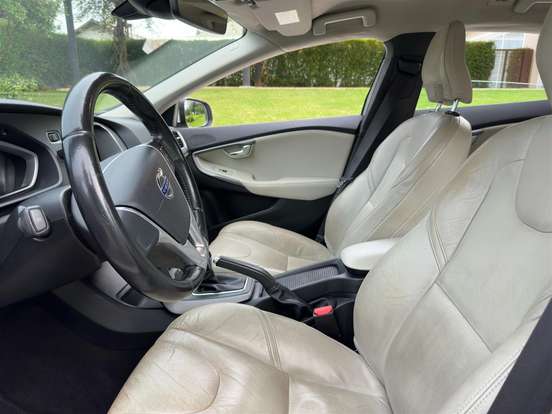 VOLVO-V40-2015