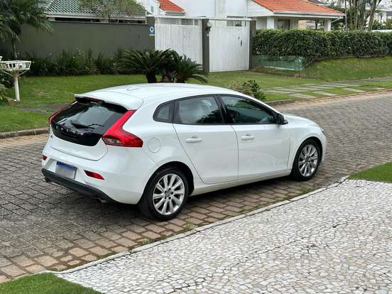 VOLVO-V40-2015