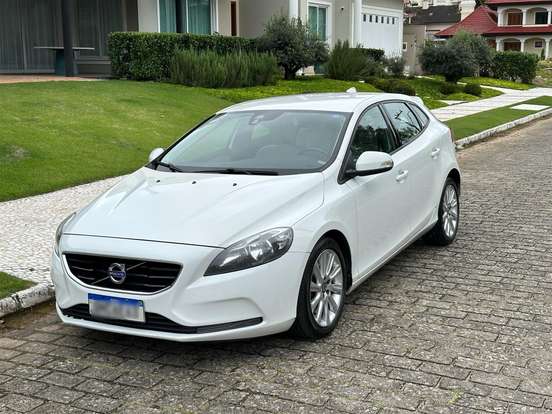 VOLVO-V40-2015