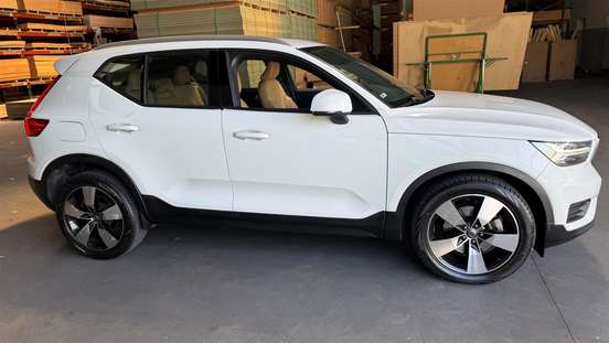 VOLVO-XC40-2020