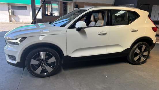 VOLVO-XC40-2020