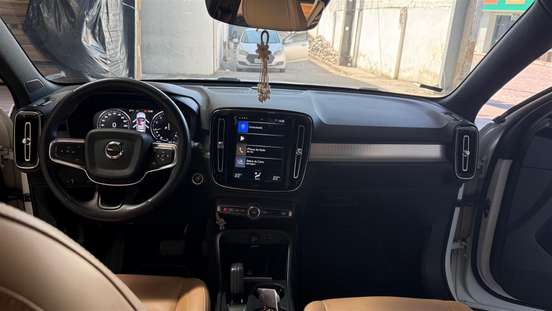 VOLVO-XC40-2020