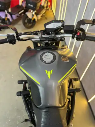 YAMAHA-MT-09-2015