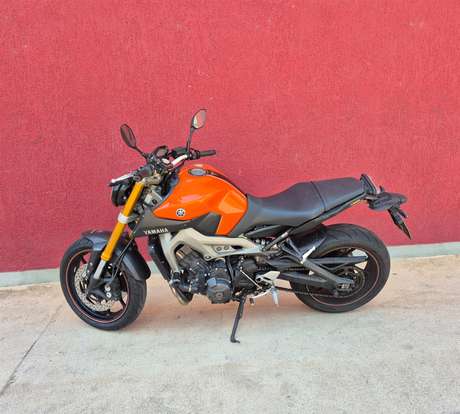 YAMAHA-MT-09-2015