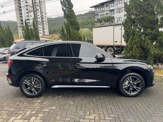 AUDI-Q5-2022