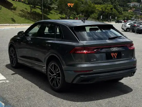 AUDI-Q8-2022