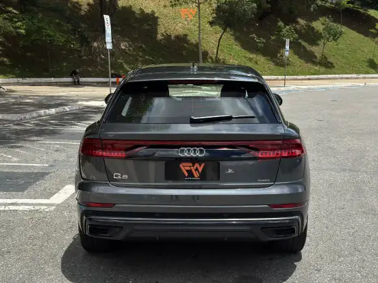 AUDI-Q8-2022