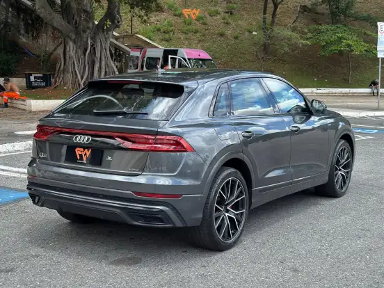 AUDI-Q8-2022