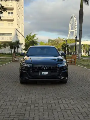 AUDI-Q8-2021