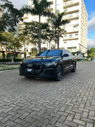 AUDI-Q8-2021