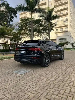 AUDI-Q8-2021