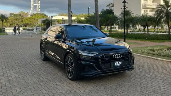 AUDI-Q8-2021