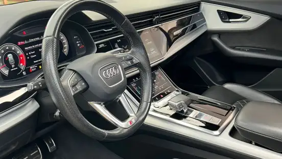 AUDI-Q8-2021