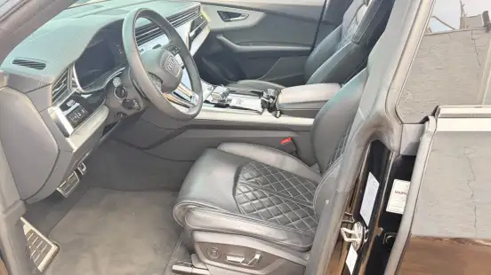 AUDI-Q8-2024