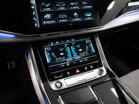 AUDI-Q8-2021