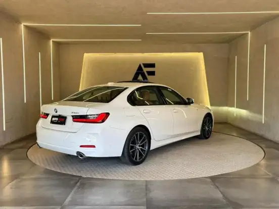 BMW-320i-2023