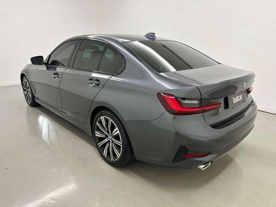 BMW-320i-2022