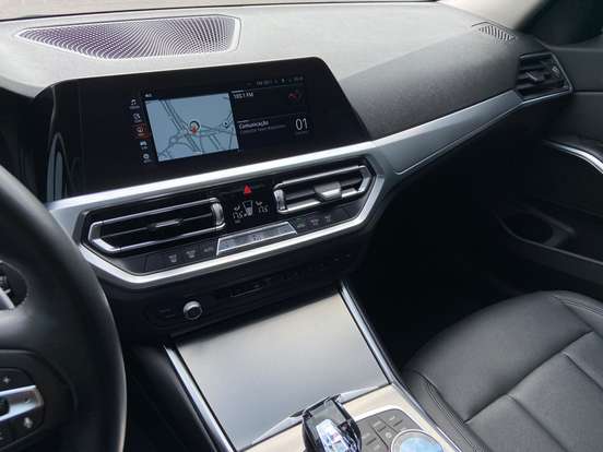 BMW-320i-2021