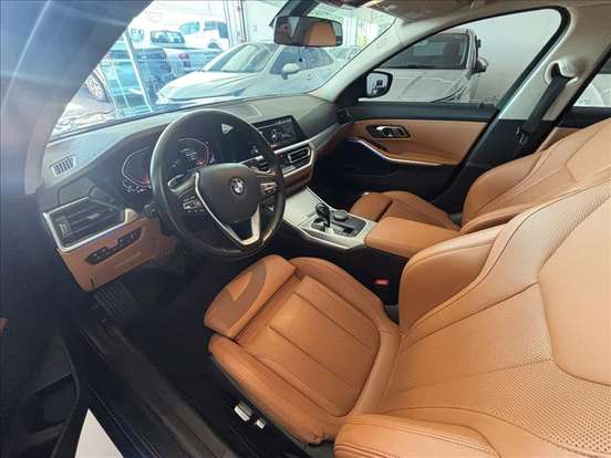 BMW-320i-2021