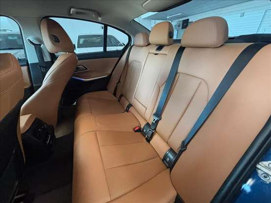 BMW-320i-2021