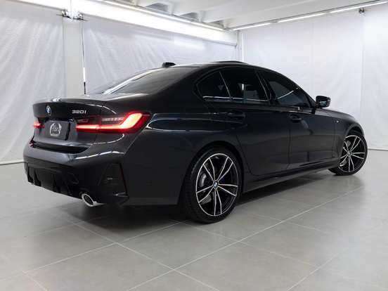 BMW-320i-2023