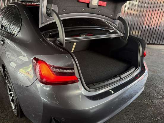 BMW-320i-2022