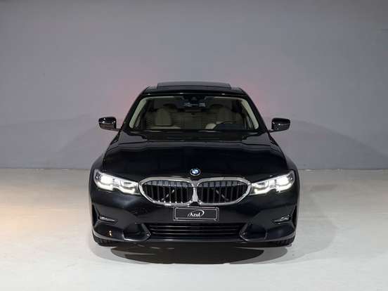 BMW-320i-2021