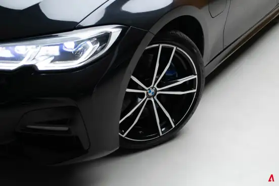 BMW-330e-2021
