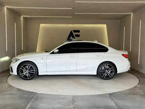 BMW-330e-2020