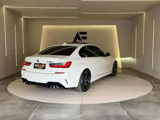 BMW-330e-2020