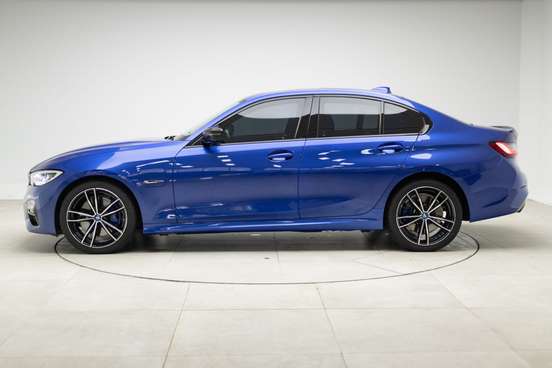 BMW-330e-2021
