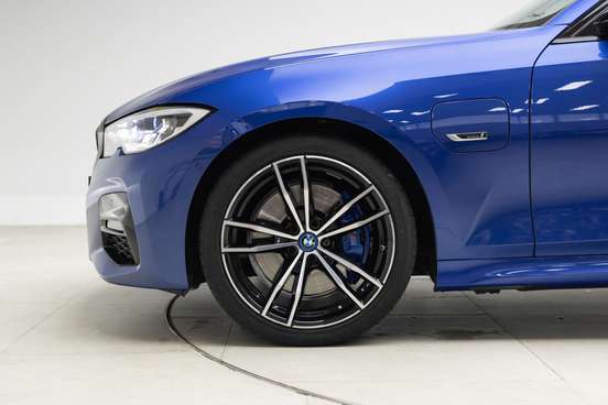 BMW-330e-2021