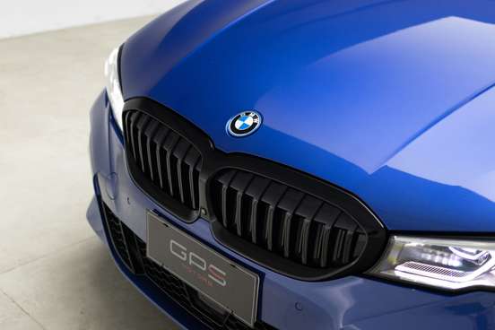 BMW-330e-2021