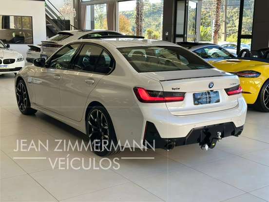 BMW-330e-2022