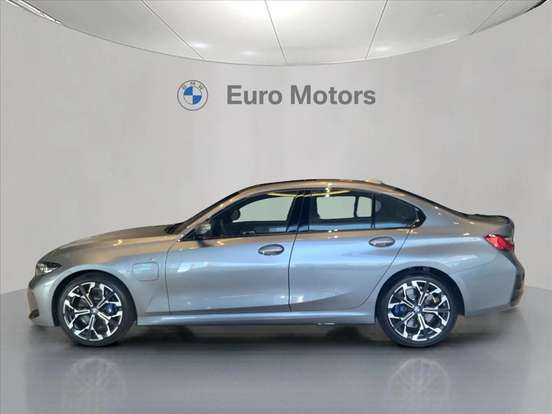 BMW-330e-2026