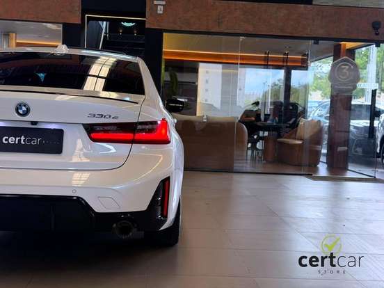 BMW-330e-2022