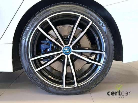 BMW-330e-2022